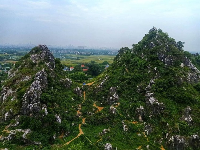 Ngũ Chi sơn nằm cách thị trấn Sapa 24km thuộc xã Tả Giàng Phình, huyện Sapa tỉnh Lào Cai